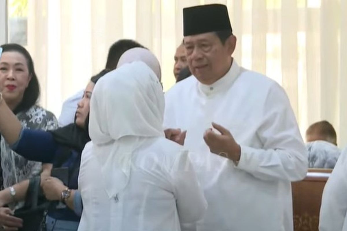 Suasana rumah duka almarhumah Titiek Puspa di kawasan Pancoran, Jakarta Selatan, pada Jumat (11/4/2025), terasa semakin haru saat Presiden ke-6 Republik Indonesia, Susilo Bambang Yudhoyono (SBY), datang melayat.