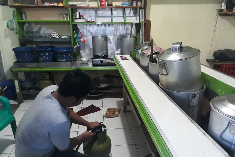 Jimi, salah satu pengusaha warung kopi di kawasan Duren Jaya, Kota Bekasi, saat memasang gas elpiji 3 kg, Kamis (23/1/2020).
