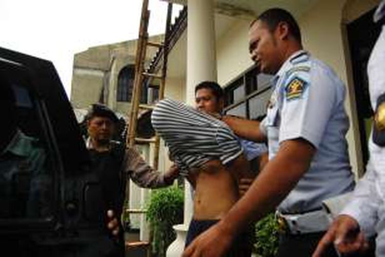 Dua dari tujuh narapidana yang kabur dari Lapas Paledang Kota Bogor berhasil ditangkap, Senin (14/3/2016). Mereka dibawa ke Lapas Pondok Rajeg Cibinong untuk diamankan sementara waktu. K97-14