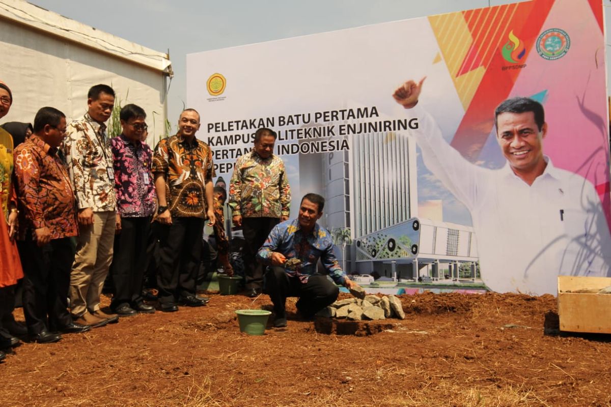 Mentan Amran melakukan peletakan batu pertama pembangunan PEPI di Tangerang, Jumat(4/10/2019).