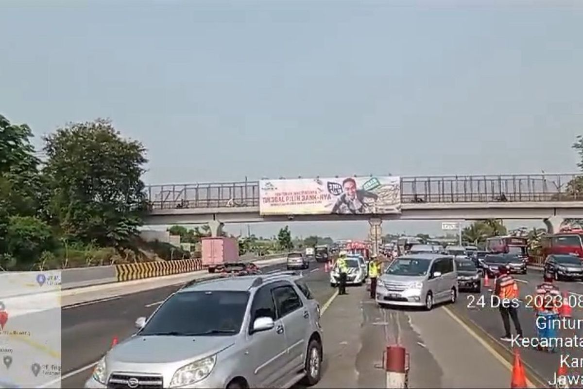 Contraflow di KM 55 sampai dengan KM 65 arah Cikampek ruas Jalan Tol Jakarta-Cikampek.