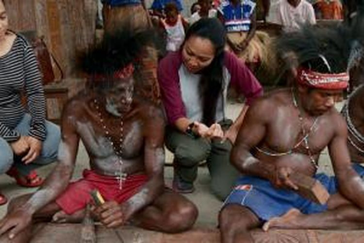 Kesenian ukir Suku Komoro di Timika, Papua. 