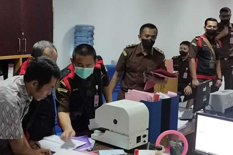 Penyidik Kejaksaan Tinggi Lampung menggeledah kantor BPPRD Kota Bandar Lampung untuk mengusut perkara dugaan korupsi di Dinas Lingkungan Hidup Kota Bandar Lampung, Kamis (3/11/2022).