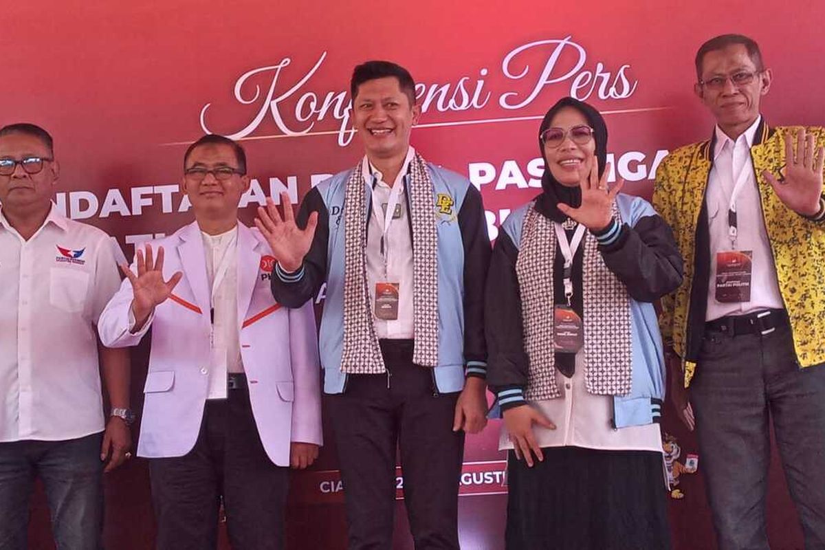Mengusung semangat Cianjur Berkah, bakal paslon Deden Nasihin - Neneng Efa Fatimah mendaftarkan diri sebagai kontestan Pilkada Cianjur 2024 ke KPU Cianjur, Rabu (28/8/2024). Duet kandidat ini diusung Partai Golkar, PKS, dan Perindo