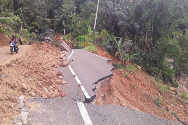 Kendaraan roda dua bisa melintasi jalan transflores yang tertimbun tanah longsor sejak.Kamis lalu (8/3/2019), Rabu (13/3/2019). (KOMPAS.com/Markus Makur)