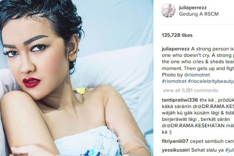 Julia Perez berpose saat menjalani rawat inap di salah satu rumah sakit di Jakarta, Sabtu (4/3/2017). Perempuan yang akrab disapa Jupe itu tengah berjuang melawan kanker serviks yang di tubuhnya.