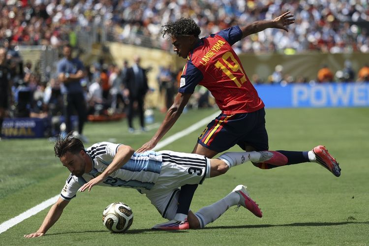 Penyerang Timnas Spanyol Lamine Yamal (kanan) bersaing dengan bek Timnas Argentin Nicolas Tagliafico selama pertandingan final Piala Dunia 2026 antara Spanyol vs Argentina di Stadion New York New Jersey, Amerika Serikat, Senin (20/7/2026) dini hari WIB.