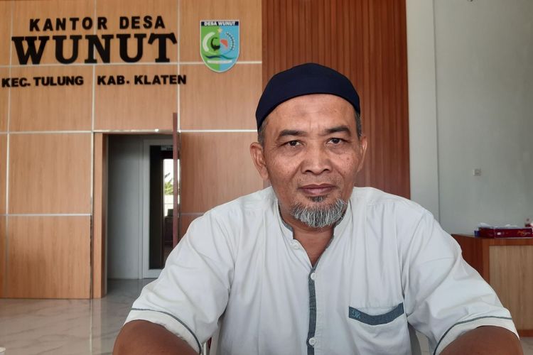 Kepala Desa (Kades) Wunut, Iwan Sulistiya Setiawan di Kantor Desa Wunut, Kecamatan Tulung, Kabupaten Klaten, Jawa Tengah, Rabu (3/4/2024).