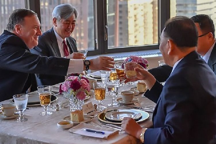 Menteri Luar Negeri Amerika Serikat Mike Pompeo (kiri) bersulang dengan Jenderal Korea Utara Kim Yong Chol dalam makan malam di New York Rabu (30/5/2018). Pompeo dan Kim bertemu untuk membahas pertemuan puncak Presiden Donald Trump dan Pemimpin Korut Kim Jong Un.