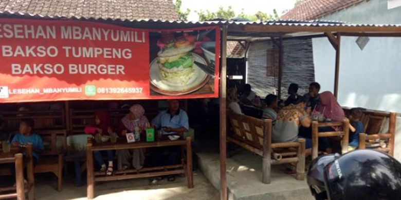 Warung Bakso Tumpeng milik Eko Supriyanto yang tengah ramai dikunjungi wisatawan di Bantul, DI Yogyakarta, Minggu (14/1/2018) sore