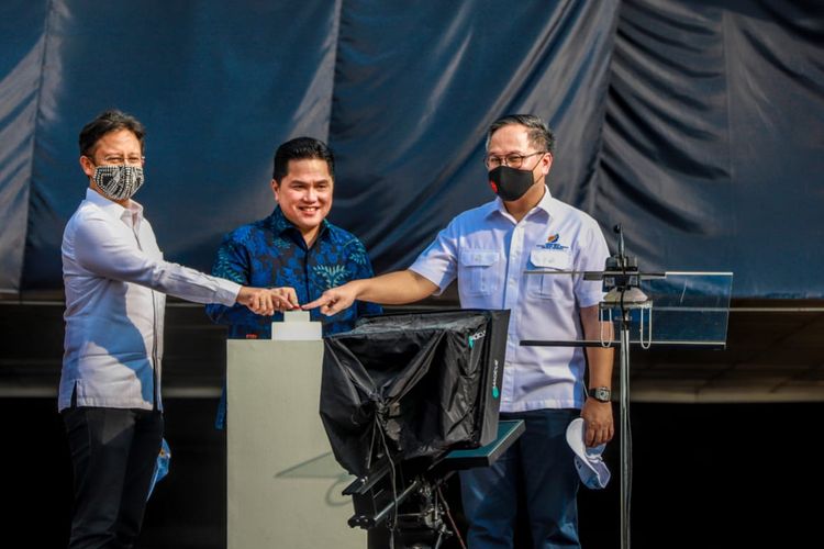 Menteri BUMN Erick Thohir, Wakil Menteri BUMN I Budi Gunadi Sadikin, dan Wakil Menteri BUMN II, Kartika Wirjoatmodjo saat peluncuran logo baru Kementerian BUMN, Rabu (1/7/2020).