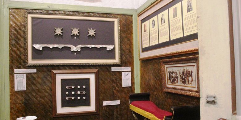 Salah satu sudut pajangan dinding di cagar budaya Bumi Ageung Cikidang, Kabupaten Cianjur, Jawa Barat..