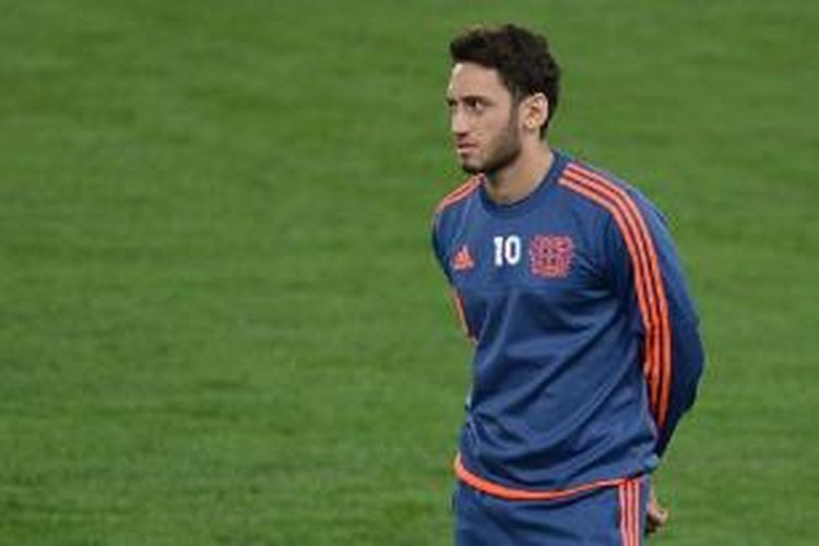 Gelandang Bayer Leverkusen, Hakan Calhanoglu, tengah menjalani sesi latihan jelang laga Liga Champions kontra AS Roma di Stadion Olimpico, Roma, Selasa (3/11/2015).