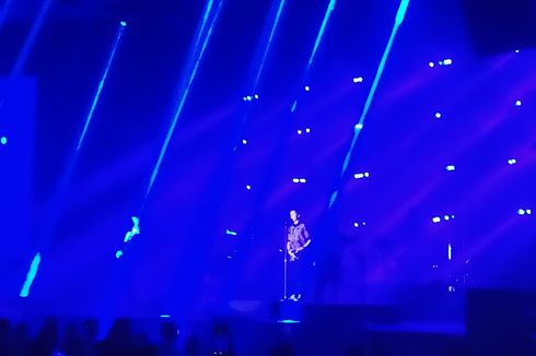 Senangnya Lukas Graham Dapat Batik Saat Konser di Indonesia
