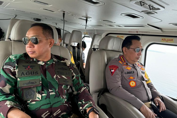Kapolri Jenderal Listyo Sigit Prabowo dan Panglima TNI Agus Subiyanto melakukan peninjauan udara di Pelabuhan Gilimanuk, Bali, Kamis (4/4/2024). 