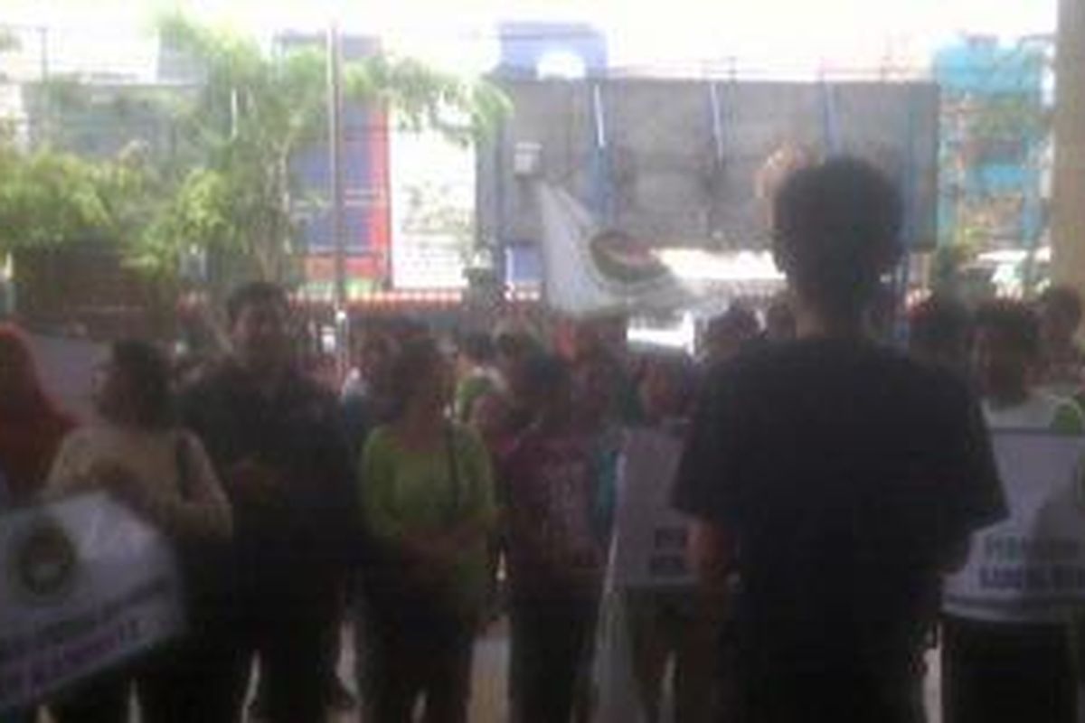 Sejumlah pedagang pasar yang tergabung dalam Asosiasi Pedagang Pasar Seluruh Indonesia, Selasa, (11/9/2012) berdemo didepan Kantor Panwaslu DKI Jakarta.