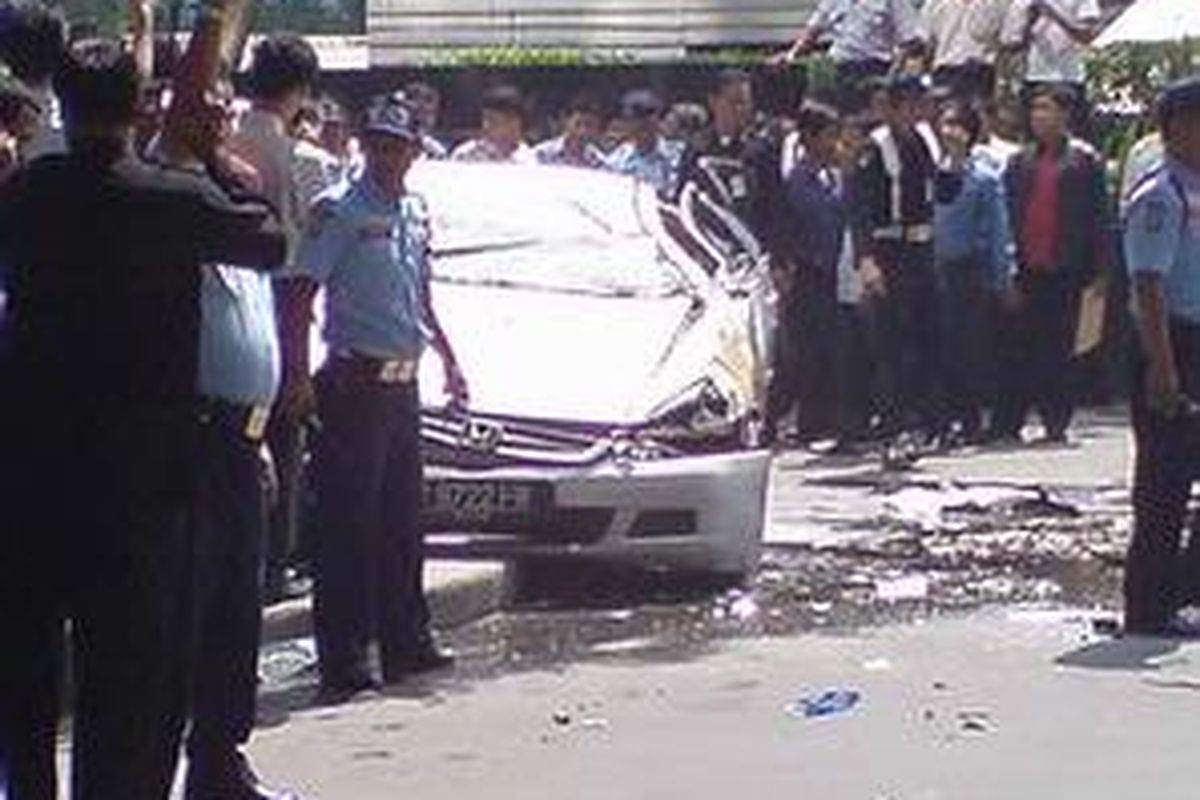 Mobil Honda Accord yang jatuh dari lantai 8 Menara Jamsostek