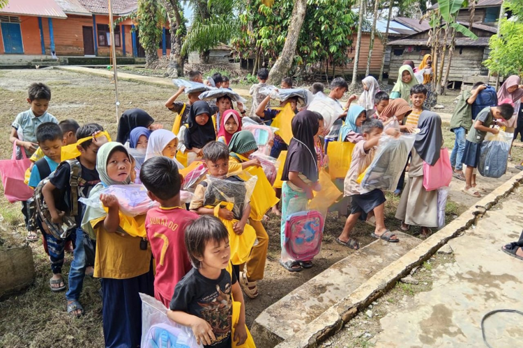 Sejumlah anak-anak di Kota Subulussalam menerima bantuan pendidikan berupa perlengkapan sekolah dari TelkomGroup.