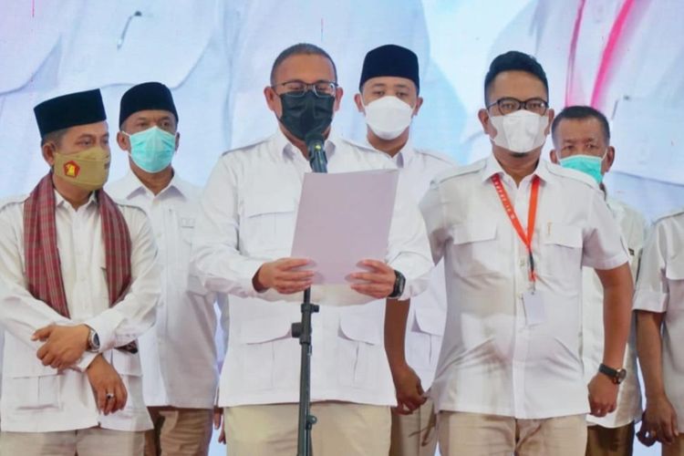 Ketua Gerindra Sumbar Andre Rosiade didampingi sejumlah pengurus membacakan dukungan kepada Prabowo untuk jadi Capres 2024, Sabtu (26/3/2022)