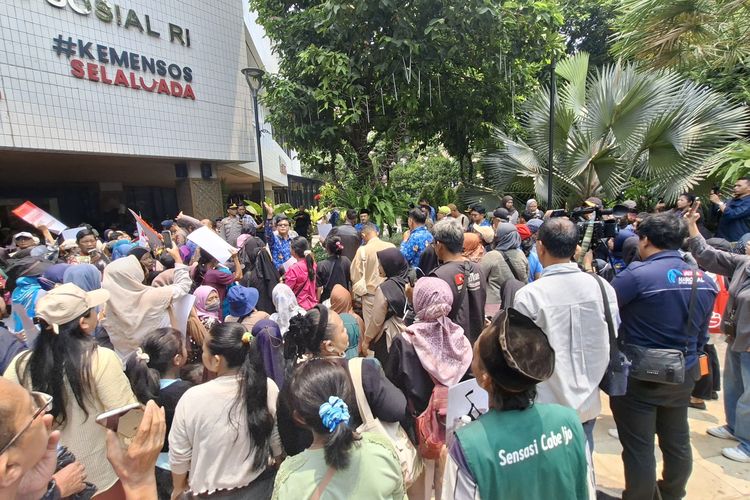 Demo Data Desil Bansos di Depan Kemensos, Massa Ditemui Gus Ipul