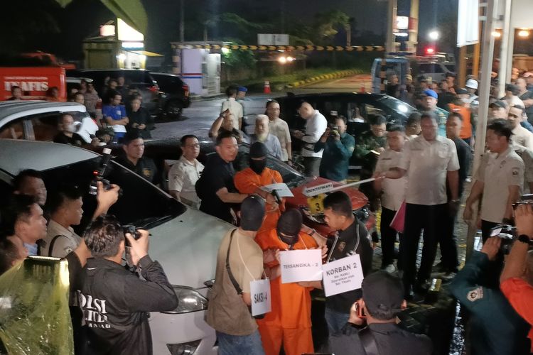 Sebanyak 36 adegan diperagakan saat rekonstruksi penembakan bos rental mobil oleh anggota TNI AL di rest area KM 45 Tol Tangerang Merak, Sabtu (11/1/2025) dini hari.