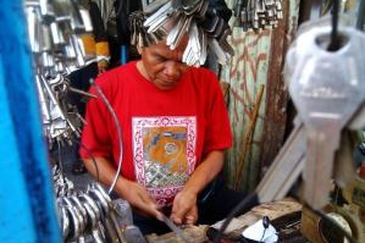 Budiyono (58), seorang pembuat kunci duplikat di Yogyakarta, menghadapi gugatan dari seorang pengusaha karena dituding menempati lahan tanpa izin. Dia dan empat orang lain yang menempati lahan itu dituntut membayar ganti rugi miliaran rupiah.