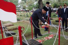 Jelang HUT RI, Gubernur BI Ziarah ke Makam Pahlawan 