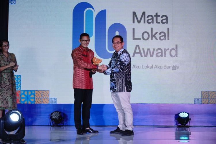 Sandiaga Uno menerima penghargaan Mata Lokal Award 