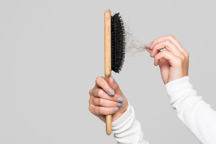 Salah satu cara mengatasi rambut rontok berlebihan adalah dengan mengganti jenis perawatan atau gaya rambut.