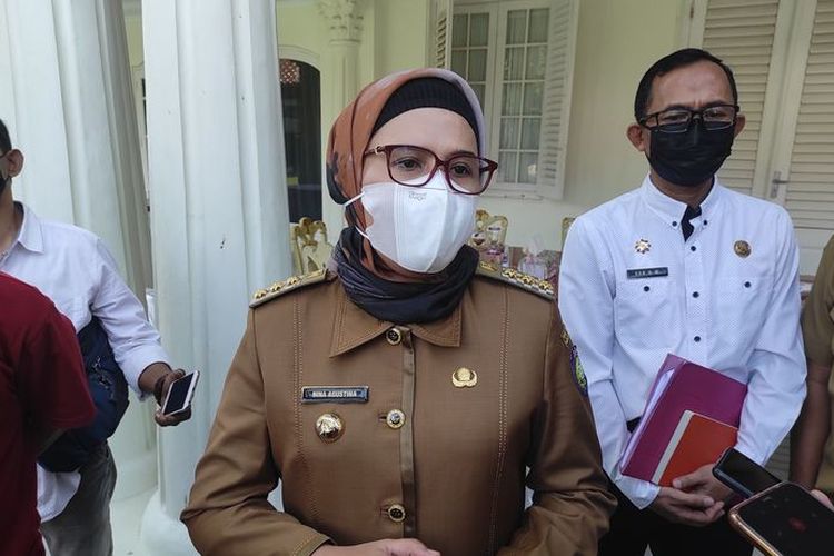 Bupati Indramayu Nina Agustina saat memberikan keterangan pers.