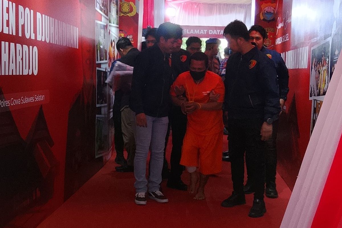 Kapolda Sulawesi Selatan memimpin rilis kasus penculikan dan pencabulan terhadap seorang bocah perempuan berusia sepuluh tahun di Kabupaten Gowa, Sulawesi Selatan. Selasa, (9/12/2025).