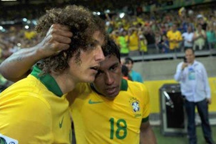 Gelandang Brasil, Paulinho (kanan) melakukan selebrasi bersama rekan setimnya, David Luiz, setelah mencetak gol ke gawang Uruguay di semifinal Piala Konfederasi, Rabu (26/6/2013).