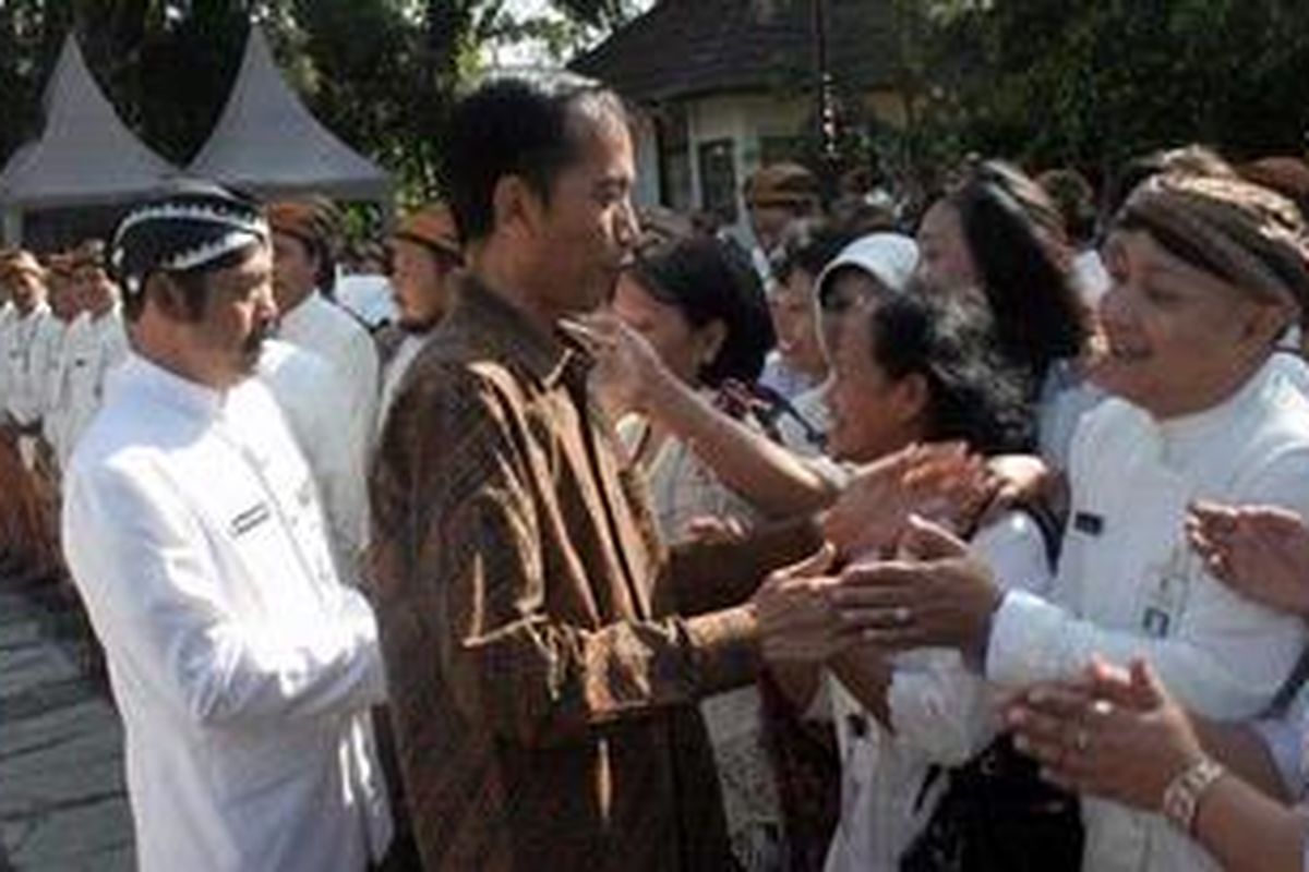 Salami Satu-persatu - Wali Kota Solo Joko Widodo yang menjadi Gubernur DKI Jakarta terpilih menyalami Pegawai Negeri Sipil (PNS) di lingkungan Pemerintah Kota Solo satu-persatu dalam apel di halaman Balaikota Solo, Kamis (4/10/2012). Dalam apel terakhir yang diikutinya ini, Jokowi menyampaikan dirinya akan segera menunaikan tugas di Jakarta.  