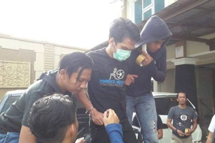 Tim Rimau Polda Sumsel berhasil menangkap Martinus Asworo (pakai masker), tersangka pembunuhan kekasihnya, Chatarina Wiedyawati, di tempat persembunyiannya di Lampung, Senin (12/6/2017). 