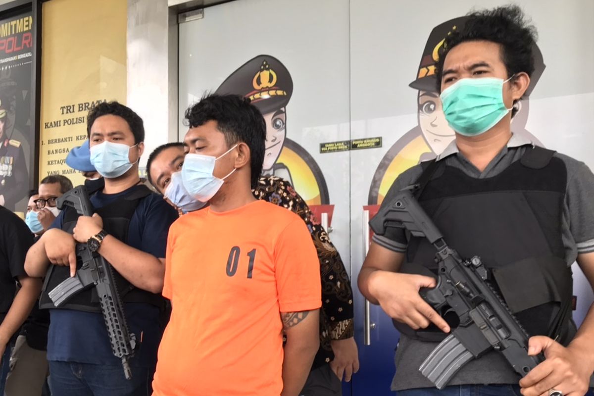 Police in South Tangerang with Wahyuapriansyah, the prime suspect behind the murder of KEN, a German citizen and his wife NM, at a press conference on Sunday (14/3/2021)