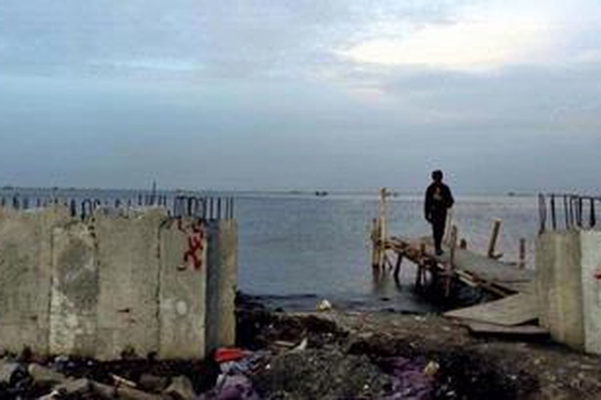 Ilustrasi: Warga bermain di dekat pembangunan tanggul pantai Cilincing, Jakarta Utara, Senin (1/11/2010). Tanggul sepanjang tiga kilometer (Cilincing - Marunda) nantinya untuk mengurangi dampak rob yang kerap melanda kawasan tersebut. Rencana tanggul rampung pada akhir tahun ini. 