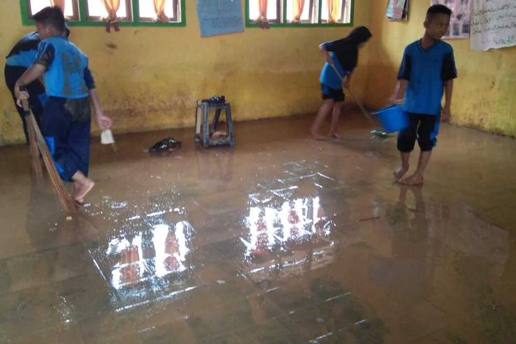 Kondisi salah satu sekolah di Muratara yang mulai dari bersihkan usai banjir surut.