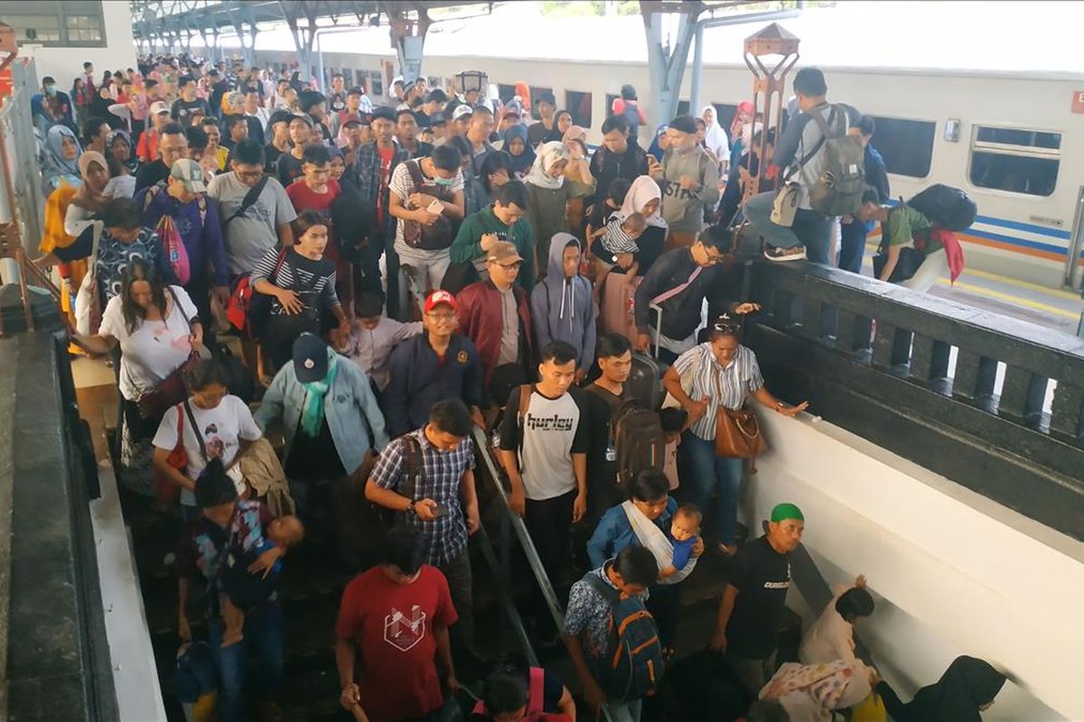 Para penumpang kereta api tiba di Stasiun Pasar Senen, Jakarta Pusat, Sabtu (8/6/2019) sore.