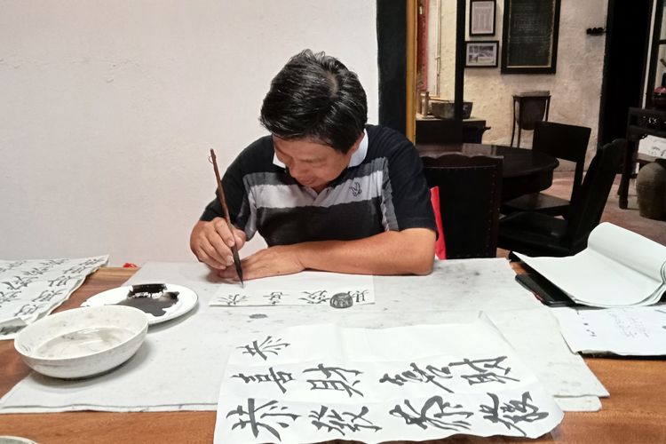 Udaya Titih, salah satu peserta kelas kaligrafi Tionghoa di Museum Benteng Heritage.
