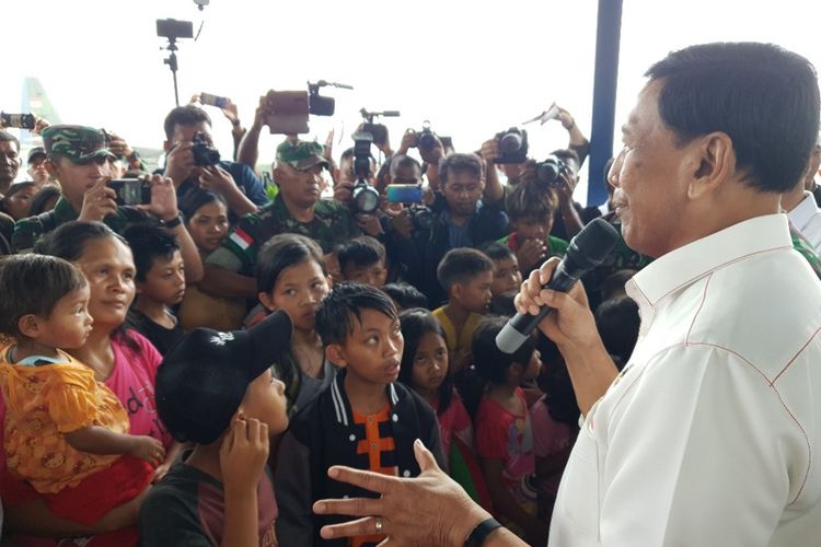 Menko Polhukam Wiranto ketika menemui para pengungsi yang akan kembali ke Wamena, di Base Ops Lanud Silas Papare, Jayapura, Papua, Rabu (9/10/2019).