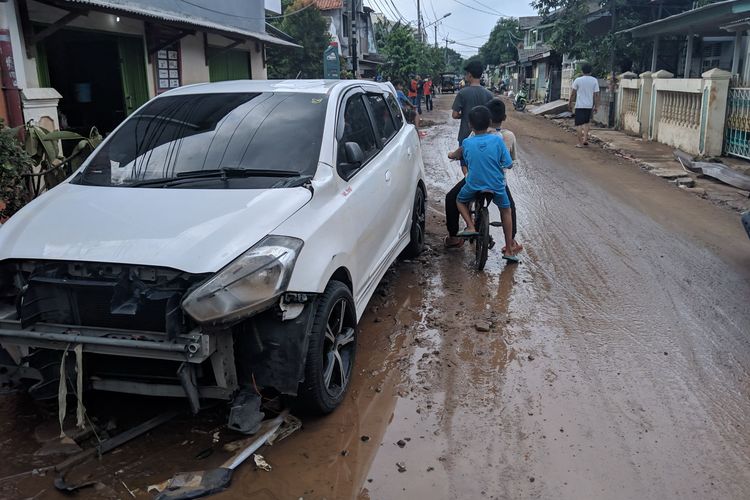 Jalan di Ciledug Indah I, Kota Tangerang pasca banjir, Jumat (3/1/2020)