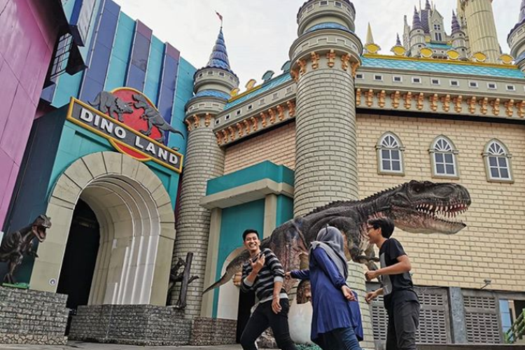 Tempat wisata Atlantis Land Surabaya.