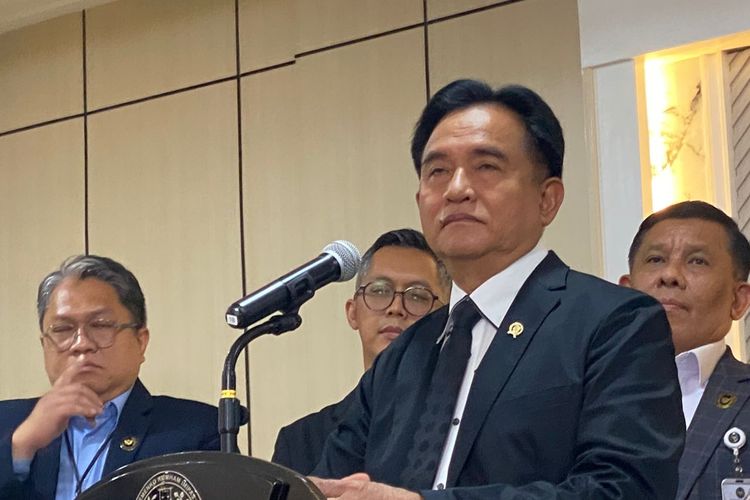 Yusril Ihza Mahendra, Menteri Koordinator Bidang Hukum, HAM, Imigrasi dan Pemasyarakatan (Menko Kumham Imipas), saat ditemui di kantornya, Kamis (13/11/2025). Yusril menegaskan putusan MK soal larangan polisi aktif isi jabatan sipil akan jadi dasar reformasi Polri. 