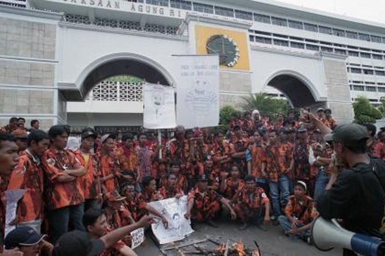 Skandal Bank Bali, yang melibatkan berbagai pihak perbankan dan juga tokoh pengusaha seperti Rudy Ramli dan Djoko S Tjandra, tidak hanya memancing diskusi dan seminar, akan tetapi juga aksi unjuk rasa. Seperti yang terjadi di depan Kejaksaan Agung pada 23 Agustus 1999 oleh kelompok Pemuda Pancasila (PP) ini.