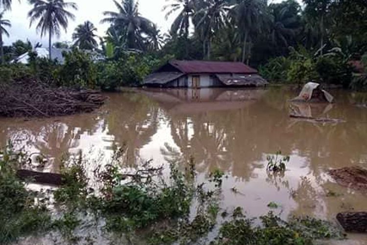 Rumah warga yang terendam banjir di Kabupaten Pohuwato, Gorontalo. Setidaknya 4 kecamatan dilanda banjir bandang dan diperkirakan akan semakin meluas