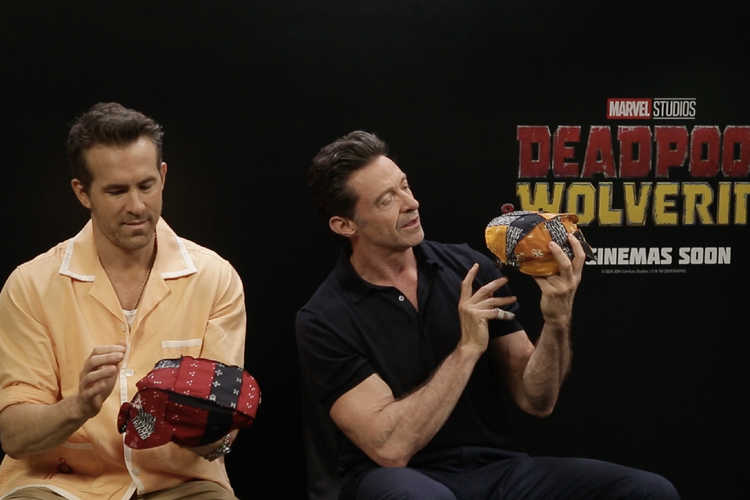 Caitlin Halderman Berikan Blangkon Spesial untuk Ryan Reynolds dan Hugh Jackman 