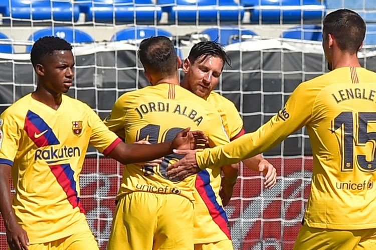 Lionel Messi (tengah) dipeluk rekan-rekan setimnya dalam laga Alaves vs Barcelona pada pekan pamungkas Liga Spanyol 2019-2020.