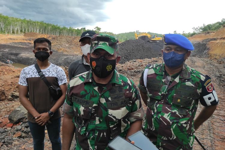 Kapendam VI Mukawarman bersama jajaran Kodam VI Mulawarman saat meninjau lokasi tambang ilegal di KM 48, Desa Bukit Merdeka, Kukar, Kaltim