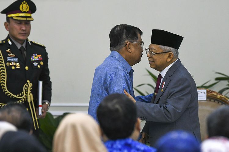 Wakil Presiden Maruf Amin (kanan) memeluk Wakil Presiden ke-10 dan ke-12 RI Jusuf Kalla (tengah) saat menghadiri acara penyerahan memori jabatan Wakil Presiden di Istana Wakil Presiden, Jakarta, Senin (21/10/2019). Wakil Presiden Maruf Amin menerima memori jabatan Wakil Presiden dari mantan Wapres Jusuf Kalla sebagai tanda keberlanjutan tugas-tugas Wakil Presiden.