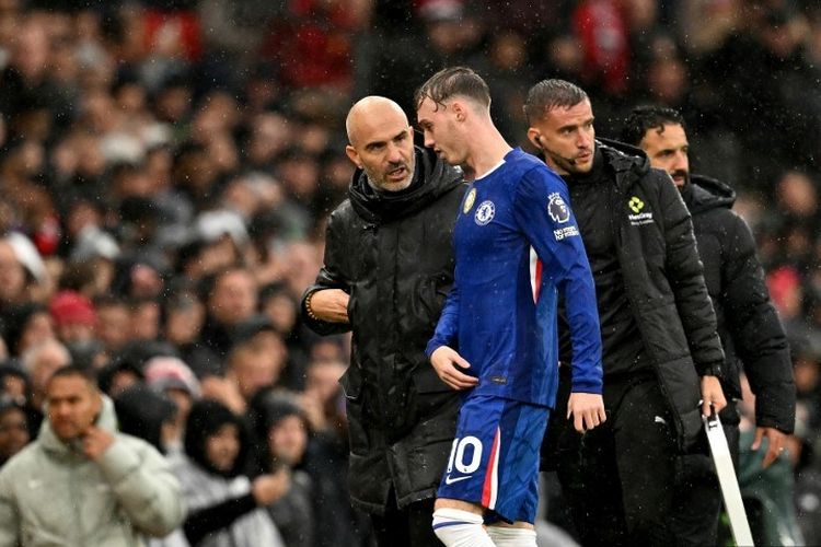 Gelandang Chelsea Cole Palmer meninggalkan lapangan setelah digantikan pada laga Liga Inggris antara Manchester United dan Chelsea di Old Trafford di Manchester, barat laut Inggris, pada 20 September 2025.